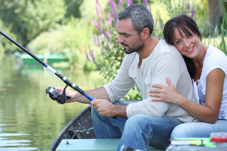 couple au camping avec etang peche